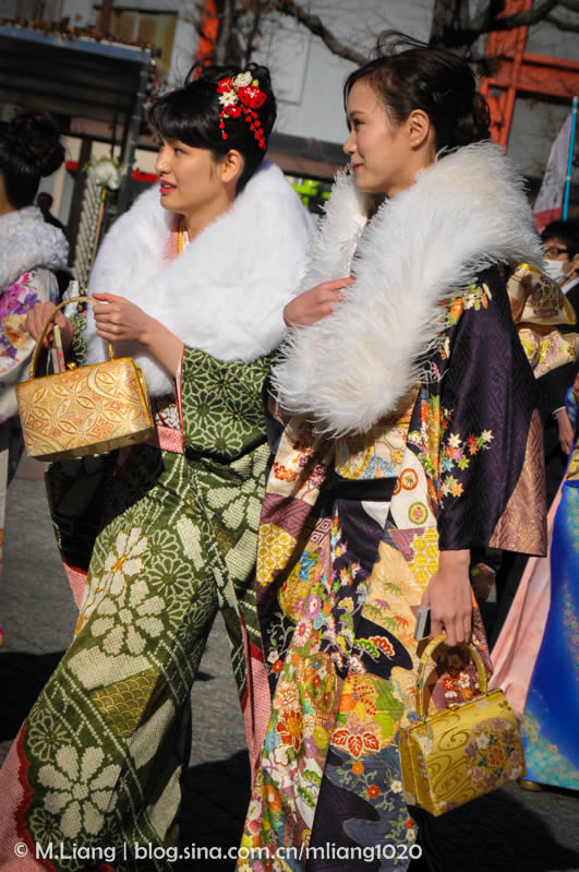 日本少女成人礼现场令世人惊讶：少女摇曳多姿（图）