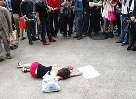 为什么不敢扶：美女倒地一群男人只敢看不敢扶（图）