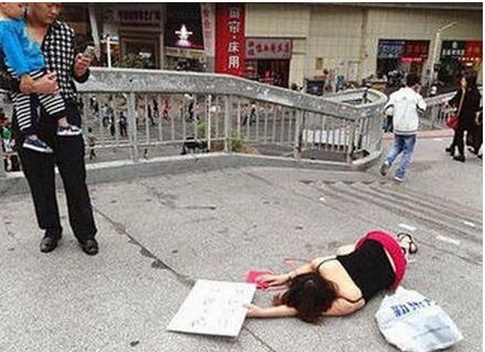 为什么不敢扶：美女倒地一群男人只敢看不敢扶（图）