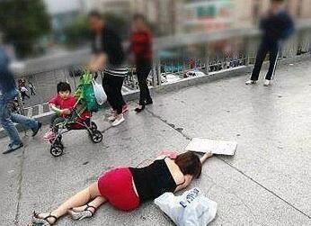 为什么不敢扶：美女倒地一群男人只敢看不敢扶（图）
