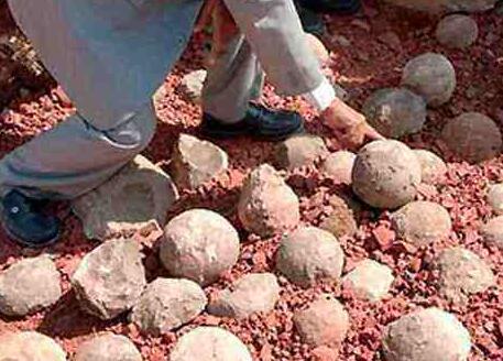 老人野外寻宝捡一堆石头真发了(组图) 老人野外寻宝捡一堆石头真发了(组图)