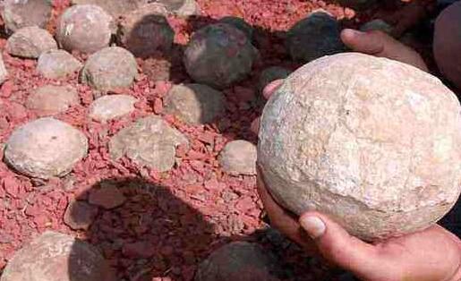 老人野外寻宝捡一堆石头真发了(组图) 老人野外寻宝捡一堆石头真发了(组图)