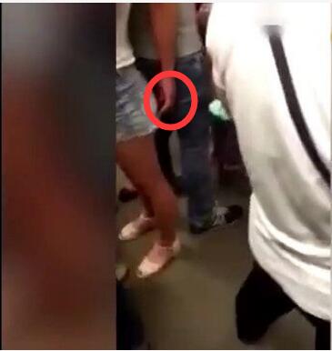 女孩地铁被男子触摸30分:车上却鸦雀无声(图) 女孩地铁被男子触摸30分:车上却鸦雀无声(图)