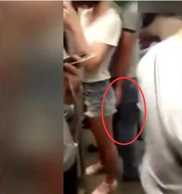 女孩地铁被男子触摸30分:车上却鸦雀无声(图) 女孩地铁被男子触摸30分:车上却鸦雀无声(图)