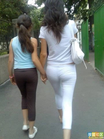 美女穿紧身裤：时尚但是很尴尬（图）