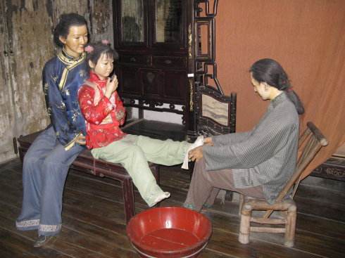 猪蹄一样的三寸金莲让人触目惊心:看看这样美吗? 猪蹄一样的三寸金莲让人触目惊心:看看这样美吗?