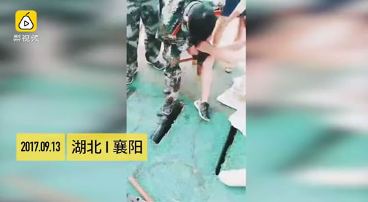 男生腿太细卡排水沟：网友打趣这样回答