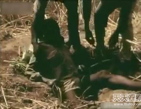 男子将腿伸洞穴 下幕不可思议（组图）