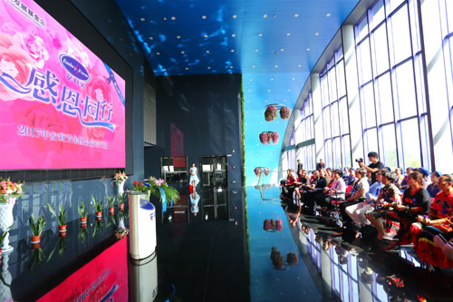 一心一益,因爱而美,安莉芳蓝丝带传递“她”能量 一心一益,因爱而美,安莉芳蓝丝带传递“她”能量