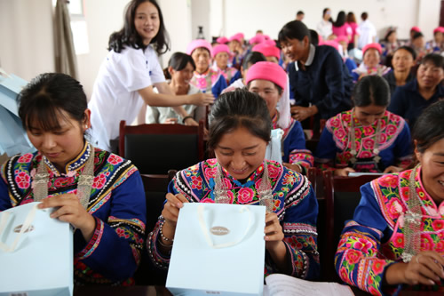 一心一益,因爱而美,安莉芳蓝丝带传递“她”能量 一心一益,因爱而美,安莉芳蓝丝带传递“她”能量