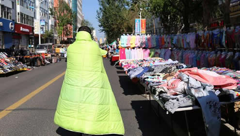 黑龙江的三伏天：市民裹棉袄羽绒（组图）