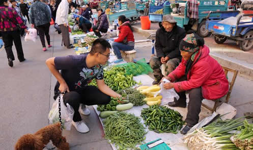 黑龙江的三伏天：市民裹棉袄羽绒（组图）