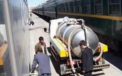 火车上厕所排泄物竟然都在这里（图）