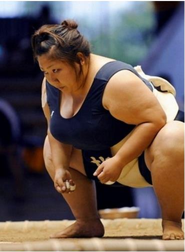 实拍日本女相扑手：衣服越穿越多实力不逊男子
