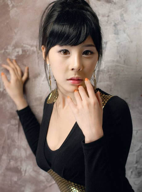 韩国美女凹凸有致图：优雅性感韩国美女