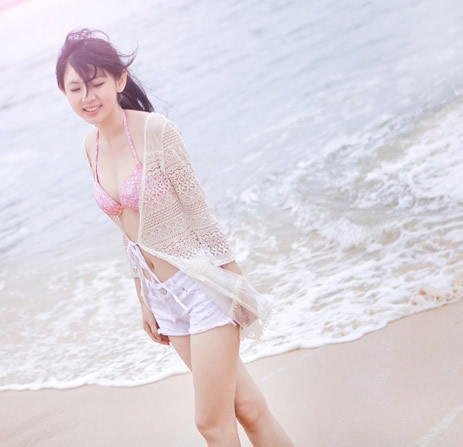 90后清纯美女沙滩比基尼：清新美照（图）