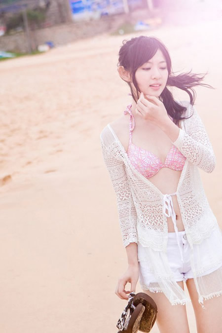 90后清纯美女沙滩比基尼：清新美照（图）