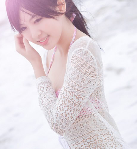 90后清纯美女沙滩比基尼：清新美照（图）