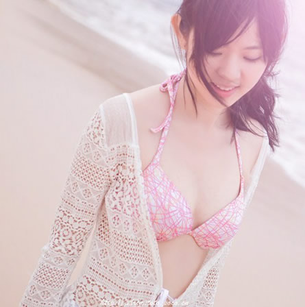 90后清纯美女沙滩比基尼：清新美照（图）