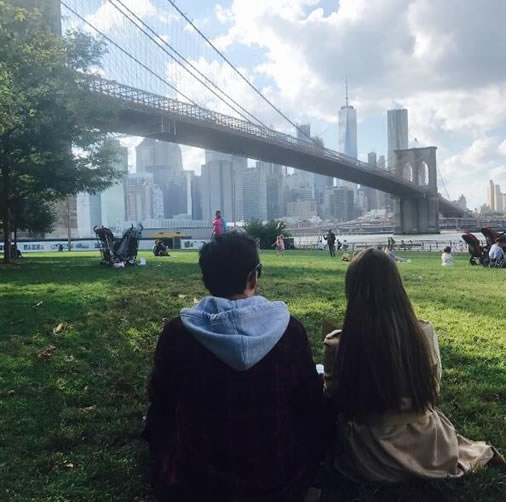 周杰伦晒与昆凌背影照:甜蜜100分(图) 周杰伦晒与昆凌背影照:甜蜜100分(图)