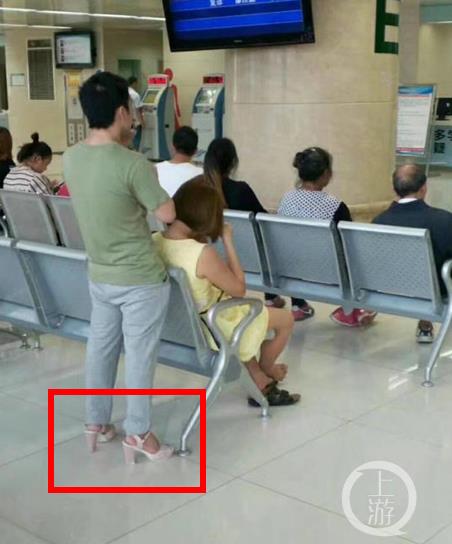 男子穿妻子高跟鞋站医院 网友:爱情的模样（全文）