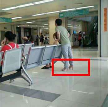 男子穿妻子高跟鞋站医院 网友:爱情的模样（全文）