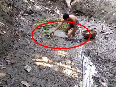 男子抽干河水翻开污泥发现惊喜（图）