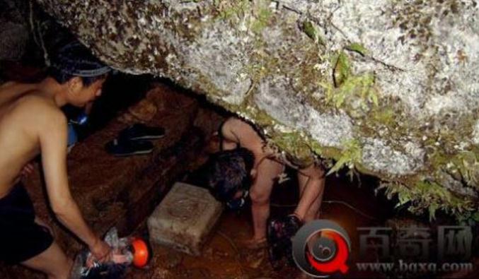 男子山洞探险打开手电瞬间吓尿（图）