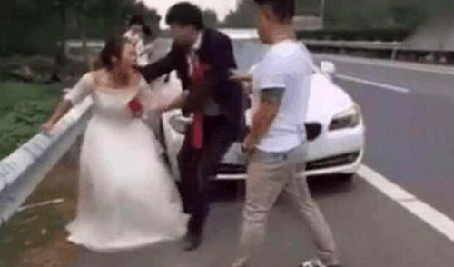 半路接个电话 新娘当即悔婚:这婚没法结(图) 半路接个电话 新娘当即悔婚:这婚没法结(图)