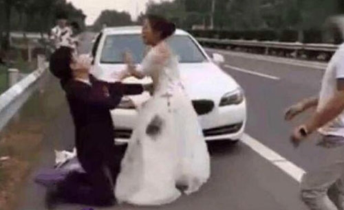 半路接个电话 新娘当即悔婚:这婚没法结(图) 半路接个电话 新娘当即悔婚:这婚没法结(图)