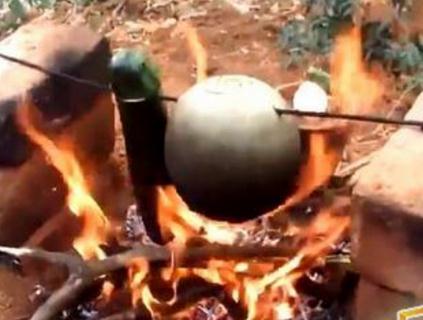 男子将鸡蛋打入哈密瓜中 下一幕让人崩溃（组图）