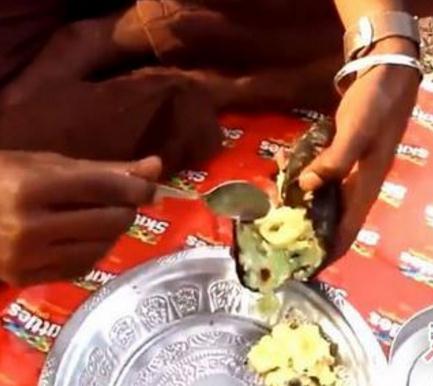 男子将鸡蛋打入哈密瓜中 下一幕让人崩溃（组图）