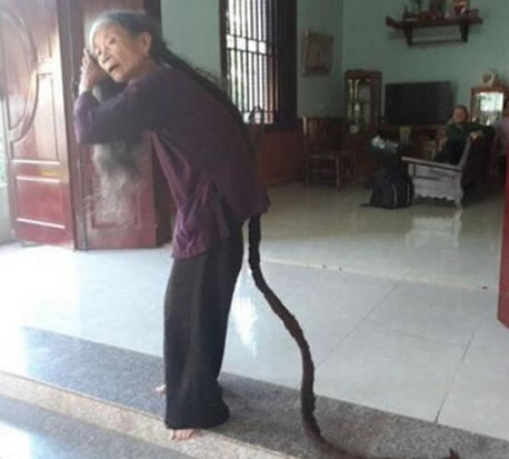 因亡夫一句话老婆婆20多年不剪发(图) 因亡夫一句话老婆婆20多年不剪发(图)