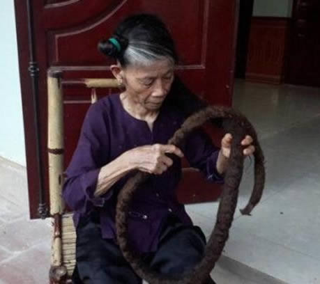 因亡夫一句话老婆婆20多年不剪发(图) 因亡夫一句话老婆婆20多年不剪发(图)