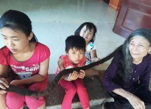 因亡夫一句话老婆婆20多年不剪发(图) 因亡夫一句话老婆婆20多年不剪发(图)