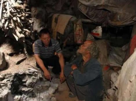 老汉独居深山40年原因让众人懵（图）