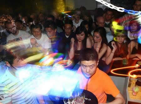 越南最富裕城市真实生活：美女开放生活（组图）