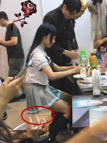 老婆出差给我发的照片：桌子上烟灰缸的烟头咋回事