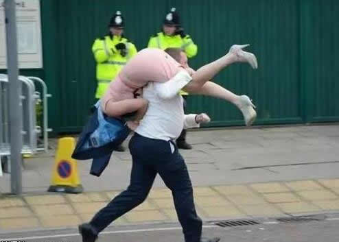 老婆出差给我发的照片：桌子上烟灰缸的烟头咋回事