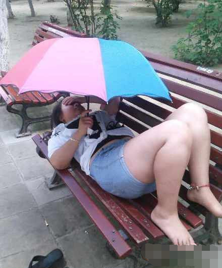 老婆出差给我发的照片：桌子上烟灰缸的烟头咋回事