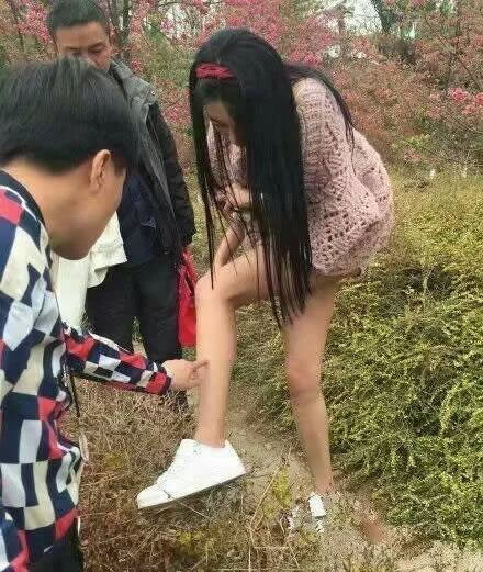 妹子，你是不是崴脚了，让我给你揉揉腿