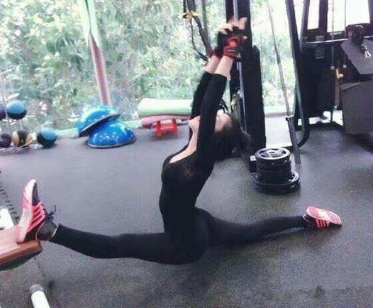 这是来健身的，还是来秀一字马的