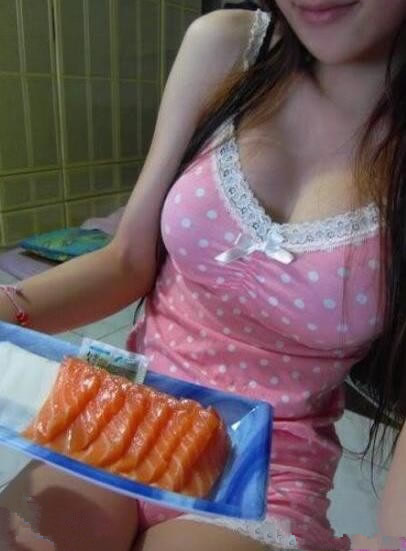 中秋节女友为我做的三文鱼，可是我却吃不下