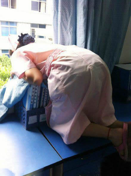 楼下有帅哥吗？不好好上班，趴这看什么呢