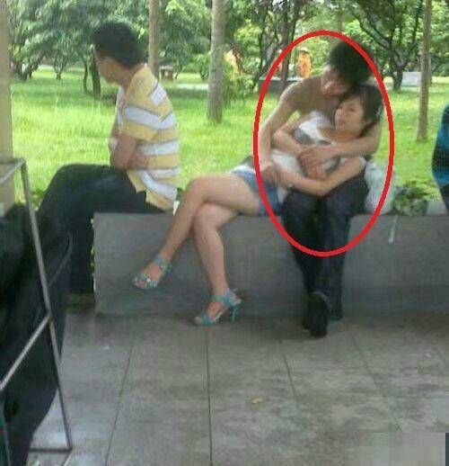 妹子跑到公园和男友谈恋爱，你妈还等着你做饭呢