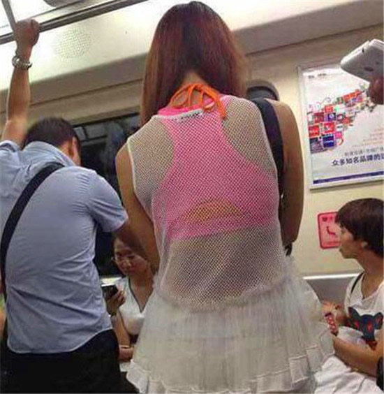 妹子，你的衣服是用蚊帐做的吗？