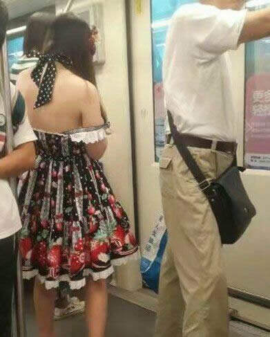 好想帮妹子把衣服提上去