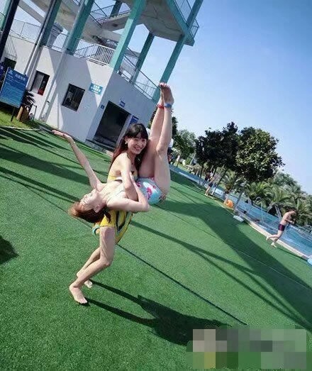 妹子衣服都穿成这样，这个夏天真的很热