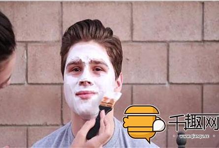男子往脸上涂乳胶漆撕下奇迹出现:变白了(图) 男子往脸上涂乳胶漆撕下奇迹出现:变白了(图)