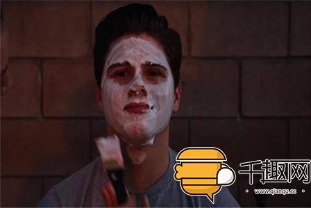 男子往脸上涂乳胶漆撕下奇迹出现:变白了(图) 男子往脸上涂乳胶漆撕下奇迹出现:变白了(图)